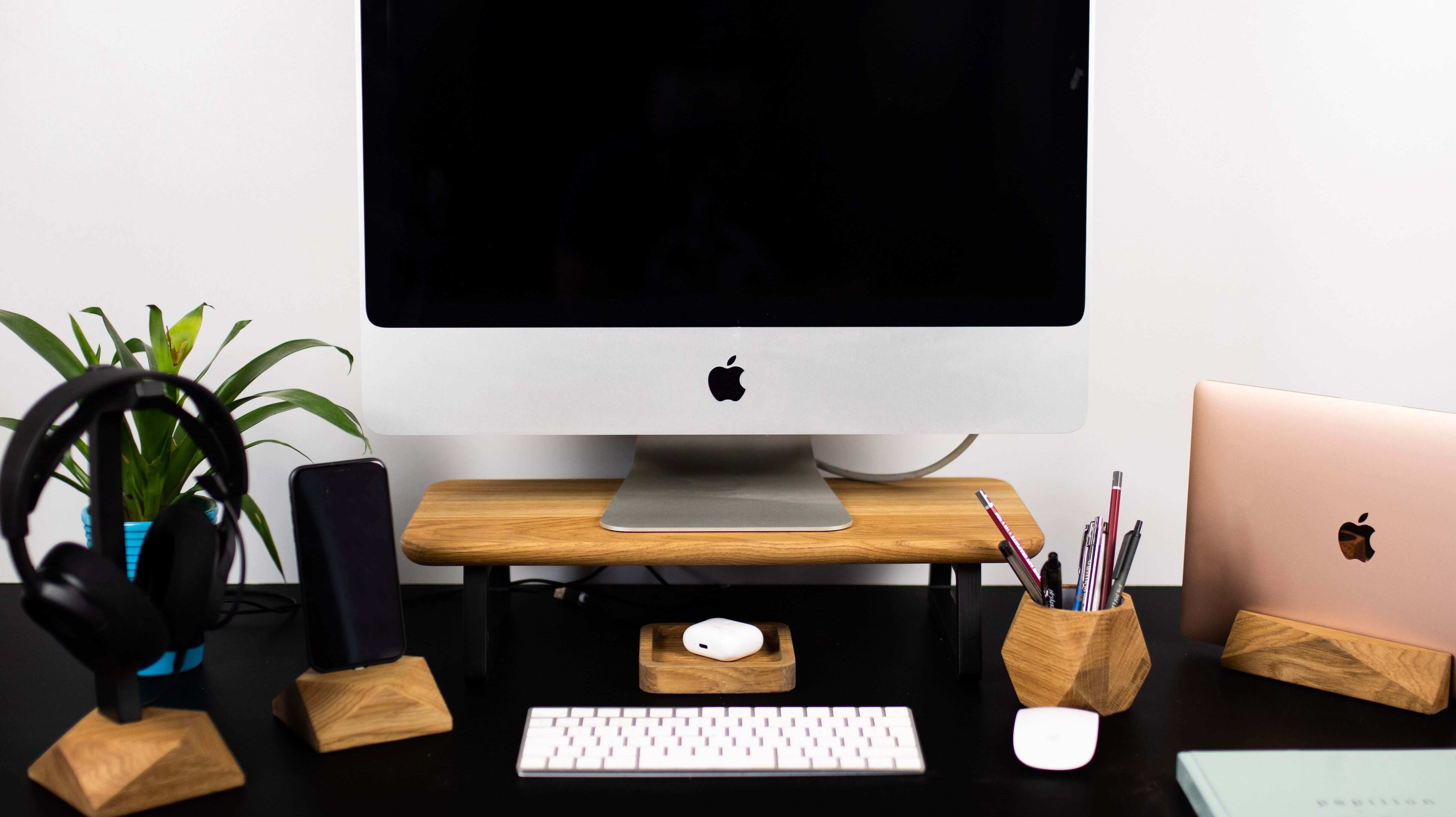 Minimalist Office: Utilizing Wooden Accessories for Simplicity and Functionality