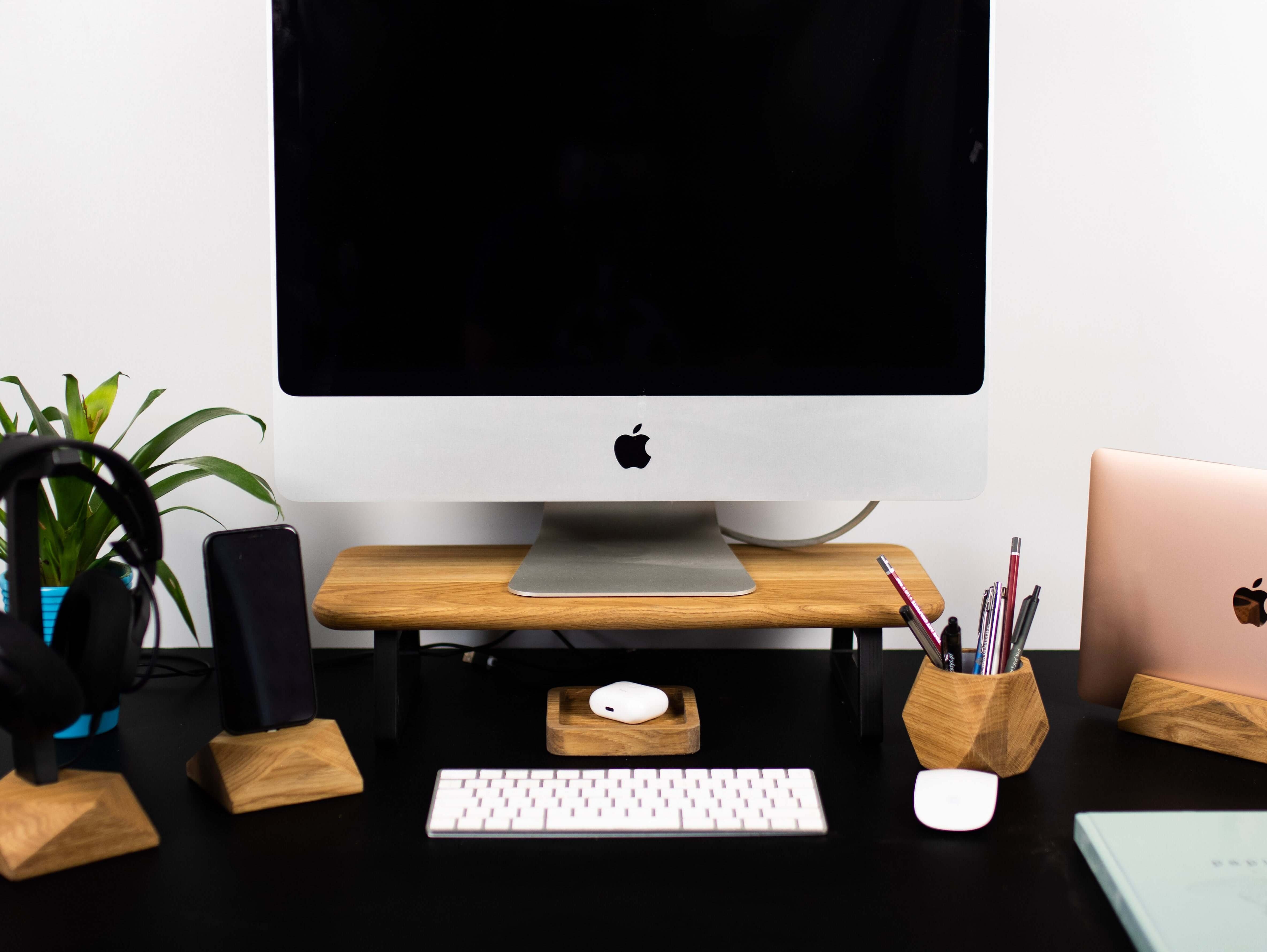 Minimalist Office: Utilizing Wooden Accessories for Simplicity and Functionality