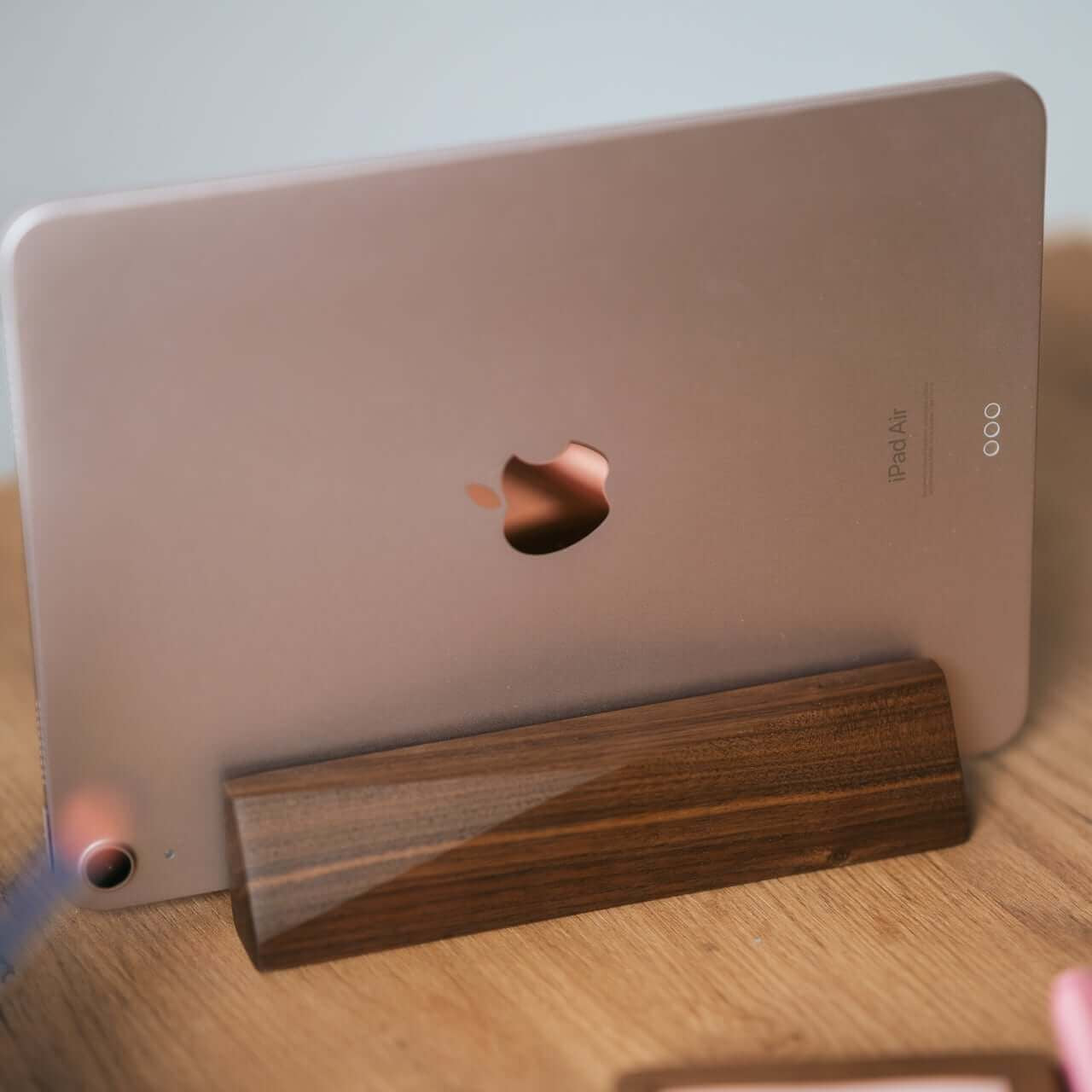 VERTICAL MINIMALISTIC MACBOOK STAND - Chopzwood