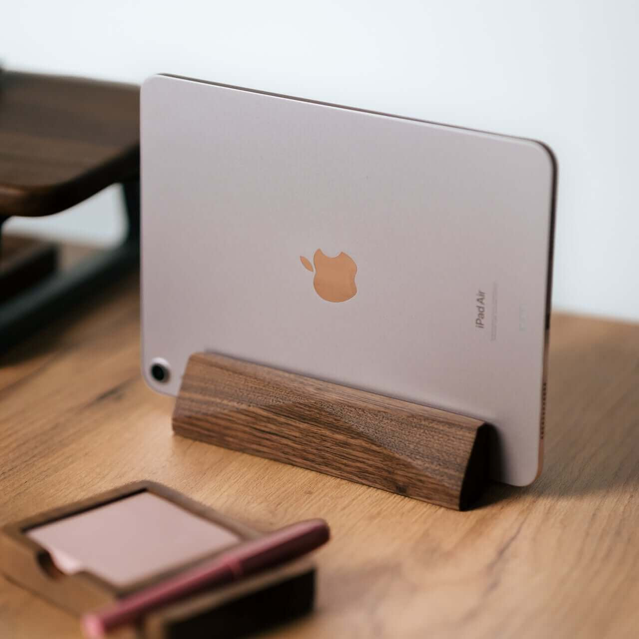VERTICAL MINIMALISTIC MACBOOK STAND - Chopzwood