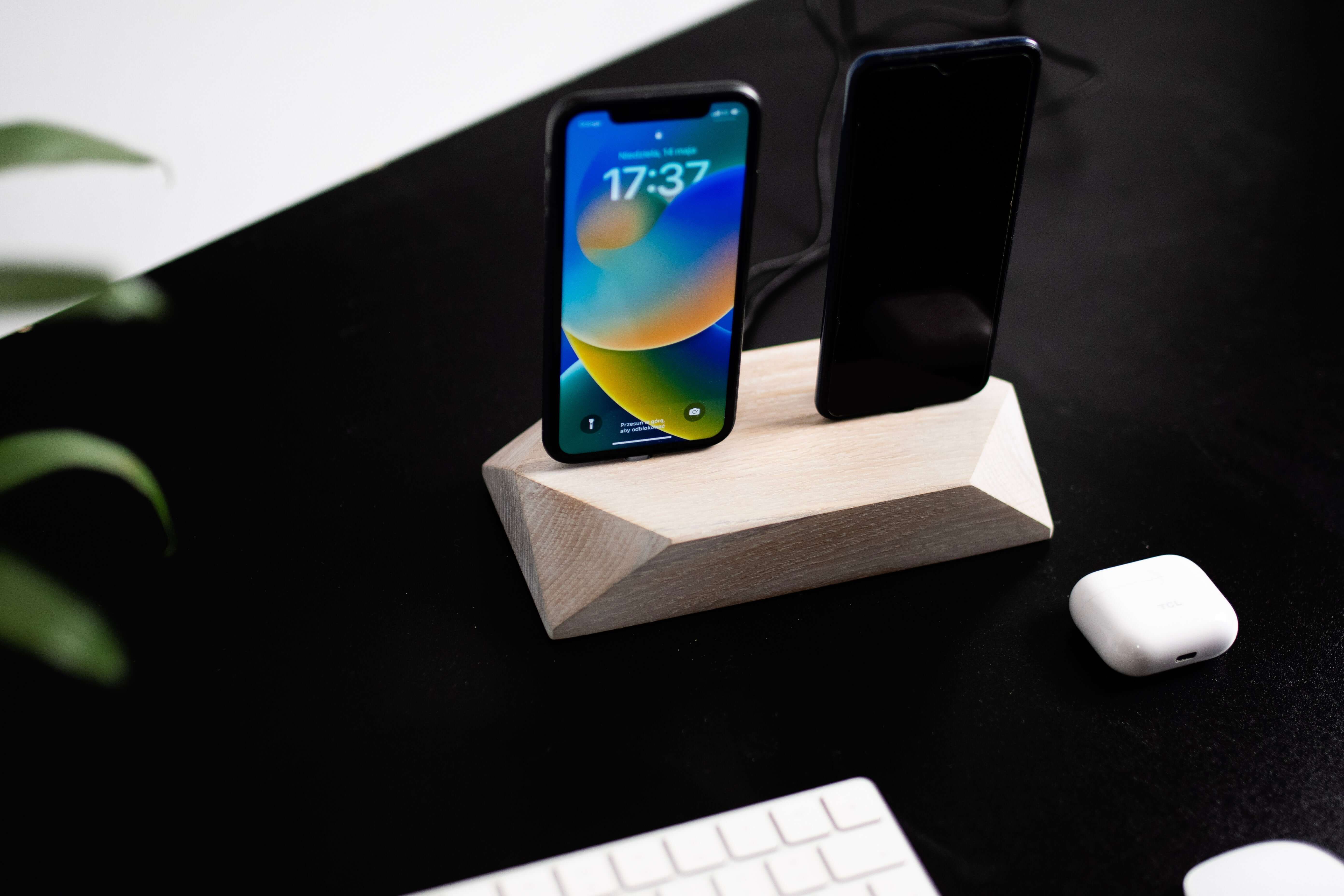 MINIMALISTIC DUAL PHONE CHARGER - Chopzwood