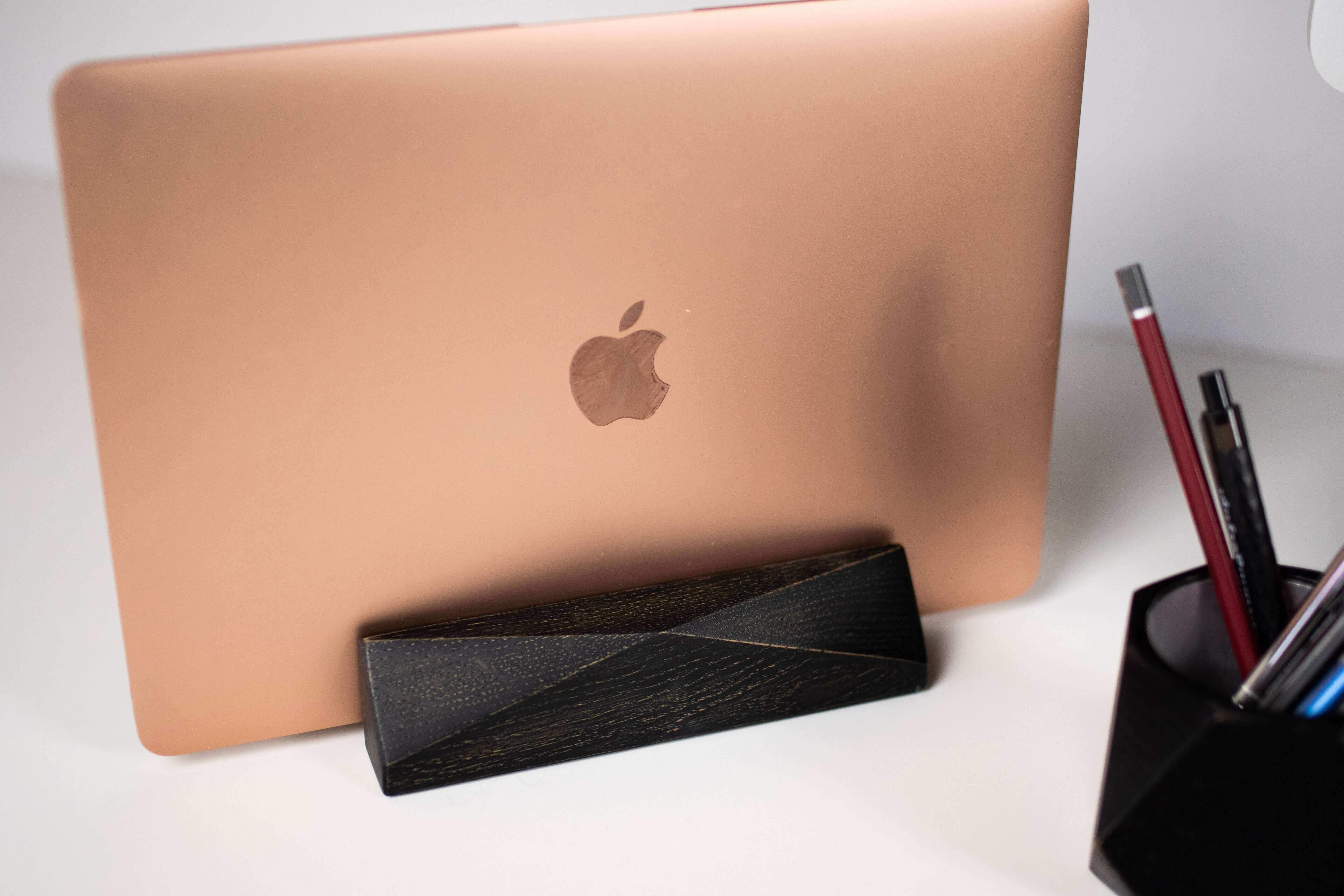 VERTICAL MINIMALISTIC MACBOOK STAND - Chopzwood