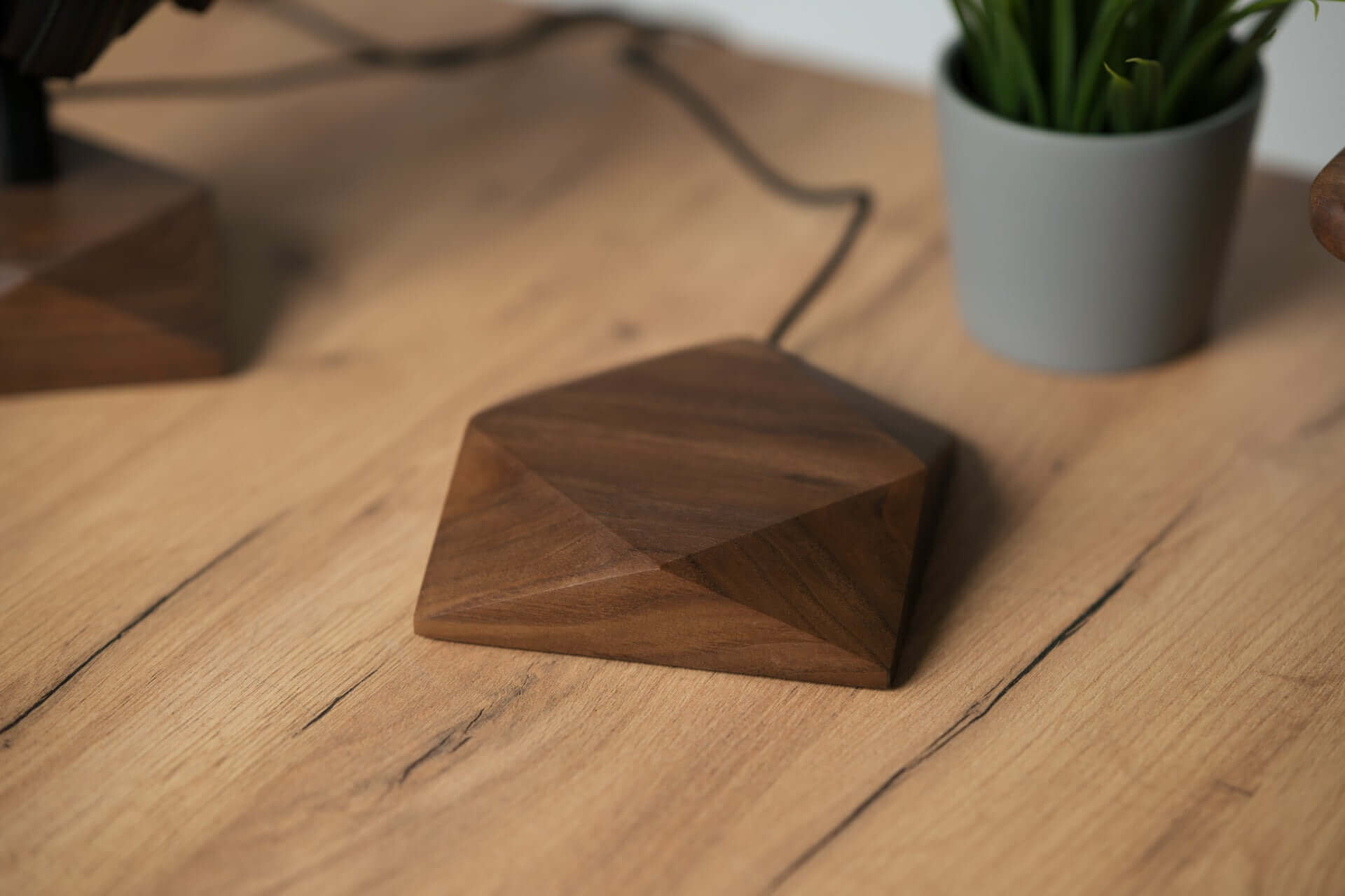 GEOMETRIC WIRELESS CHARGER - Chopzwood