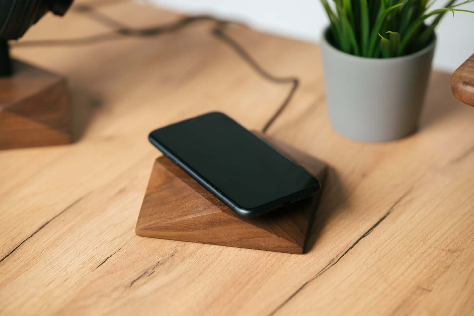 GEOMETRIC WIRELESS CHARGER - Chopzwood